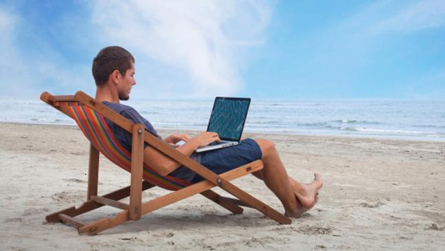 learn-spanish-online-2 Men learning Spanish online on the beach