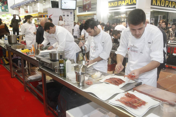 Dénia, destination to study Spanish and eat well Chefs cooking at the Denia Red Prawn International Competition