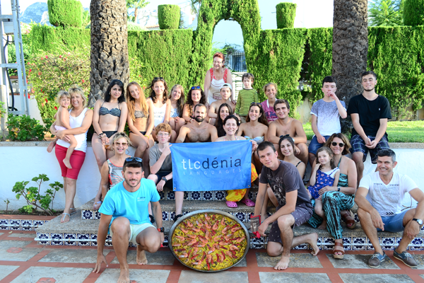 Dénia, destination to study Spanish and eat well Students during the paella workshop with TLCdénia