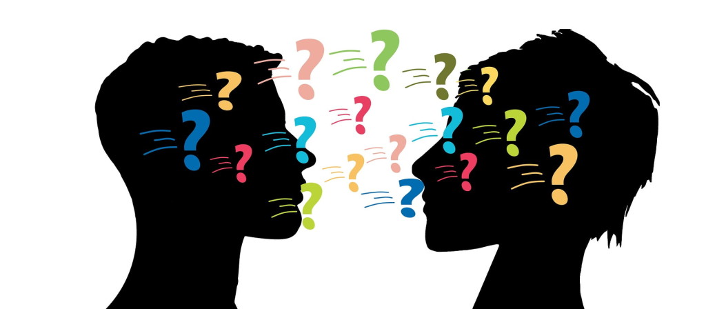 PREGUNTAS ÚTILES PARA HACER EN CLASE DE ESPAÑOL dos personas estan hablando