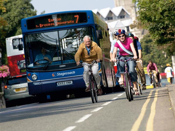 Conversation in Spanish about environmentalism public transport and bicycles