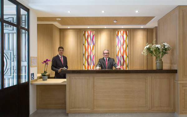 Useful phrases when you rent an apartment in Spain The reception of a hotel