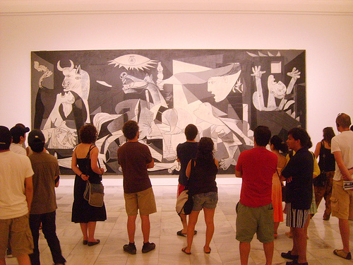 vocabulary about art and monuments in spanish TOURISTS VISIT THE MUSEUM
