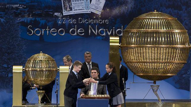 Children saying numbers during the Christmas Spanish Lottery