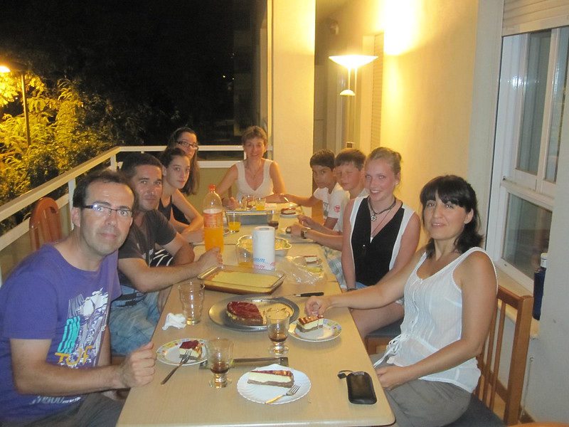 hostfamily having dinner with students of Spanish