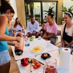 étudiants pendant l'activité gastronomie à denia en espagne
