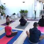 étudiants pendant l'activité yoga à denia en espagne