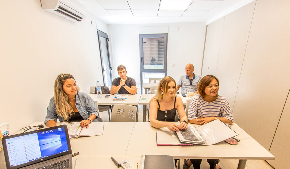 étudiants en classe pendant un cours d'espagnol en espagne à tlcdenia