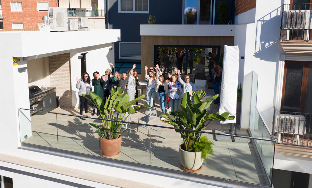étudiants de tlcdenia sur la terrasse