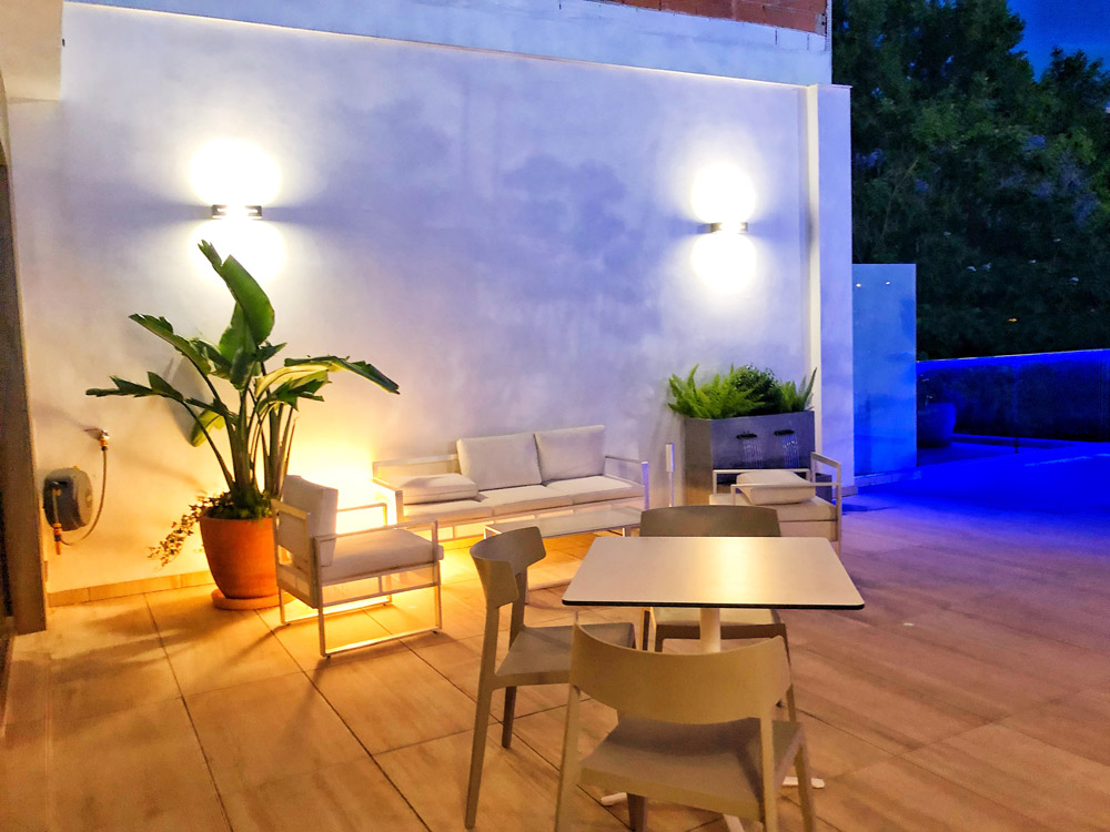 terrasse école tlcdenia en espagne durant la nuit