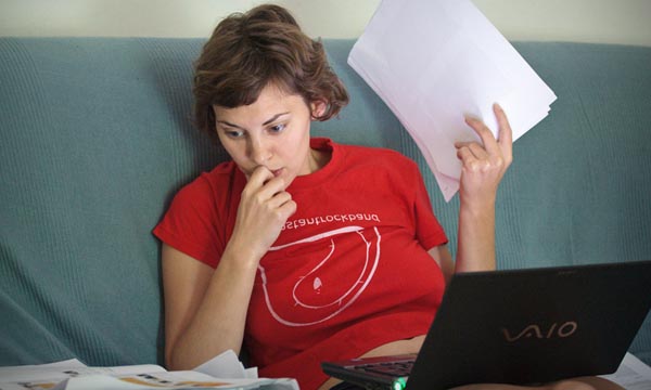 Étudiant apprenant l'espagnol en ligne