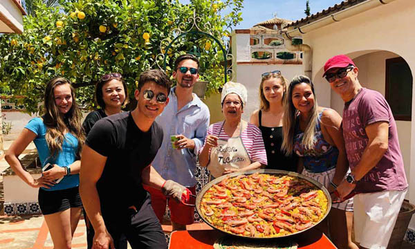 Élèves de l'école d'espagnol lors d'une activité de paella