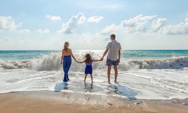 Famille qui apprend l'espagnol sur la plage