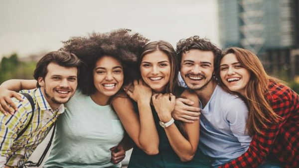 Étrangers apprenant l'espagnol ensemble