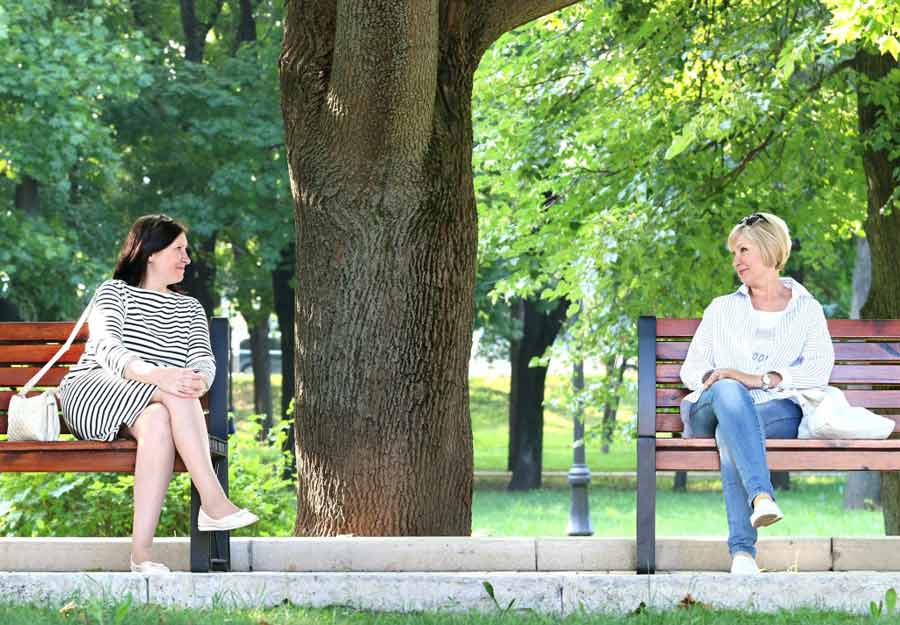 2 femmes parlant espagnol dans la rue
