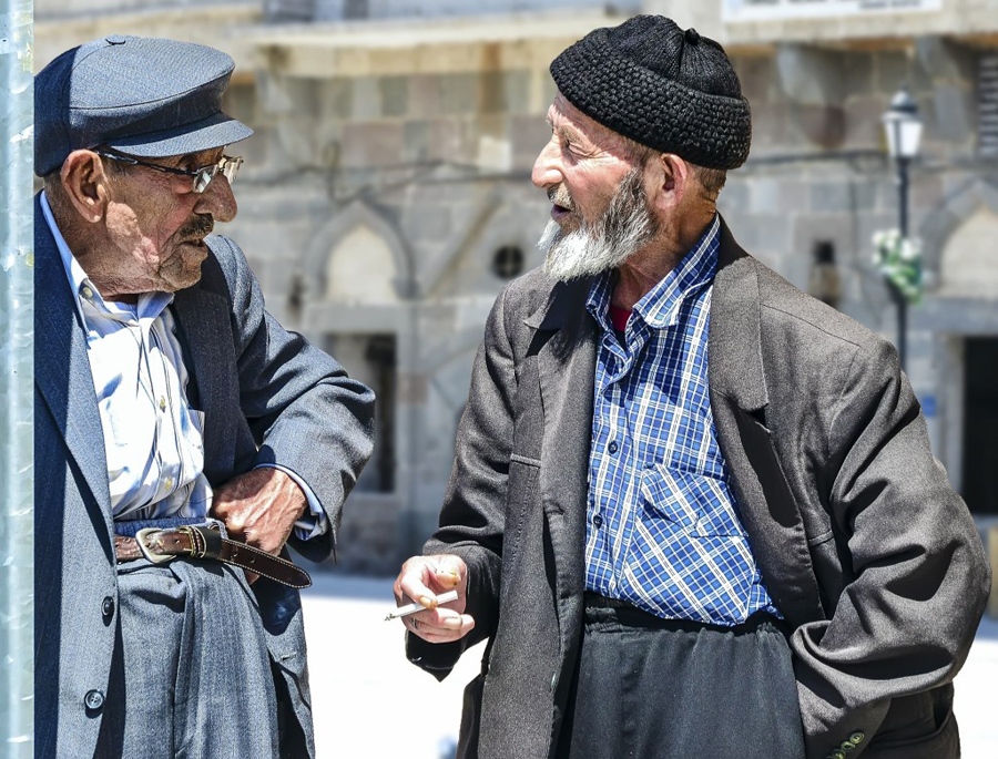 Vieil homme parlant espagnol