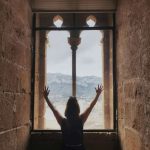 Mädchen im Fenster im Schloss von Denia