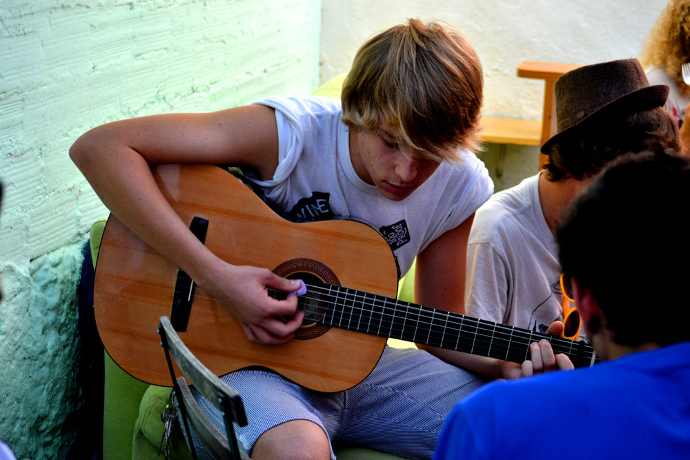 Junge spielt Gitarre in Spanien