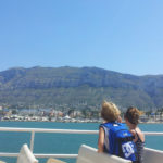Spanische Studenten in einer Bootstour Aktivität