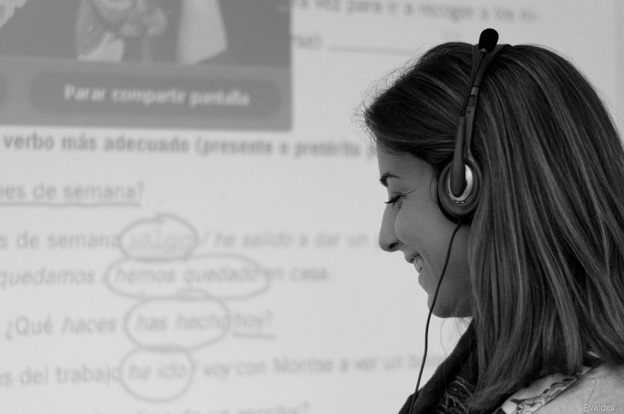 Lehrer unterrichtet Spanisch online