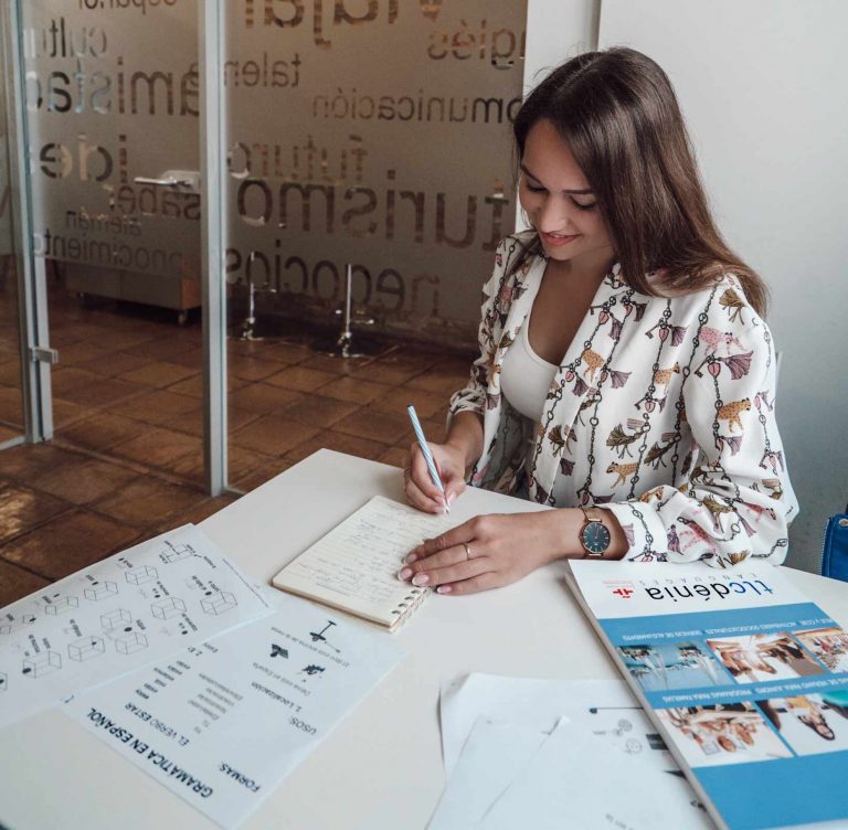 studentka uchit ispanskiy