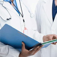 medico con la sua cartella aperta