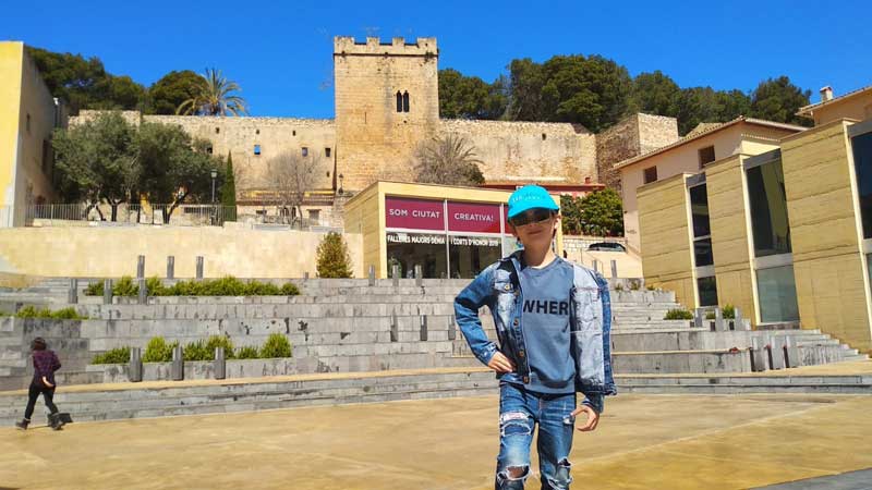 Kid during the Spanish for children programme