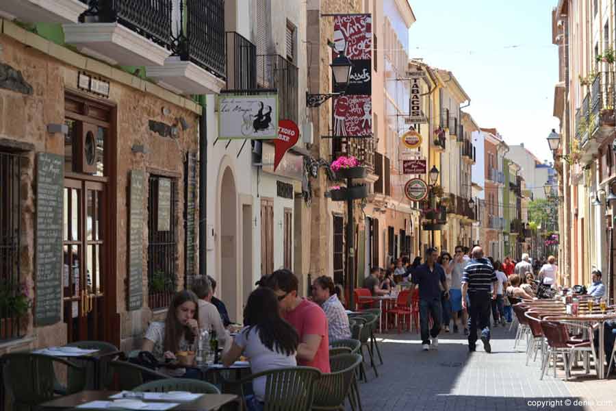 Via Loreto nel centro di Denia in Spagna