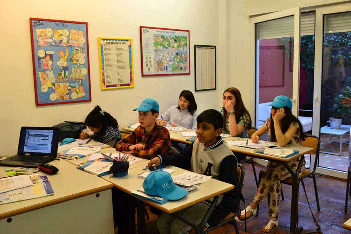 Gruppo scolastico che studia spagnolo durante il viaggio di studio