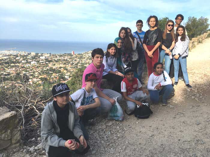 Gruppo scolastico che studia spagnolo durante il viaggio di studio in Spagna