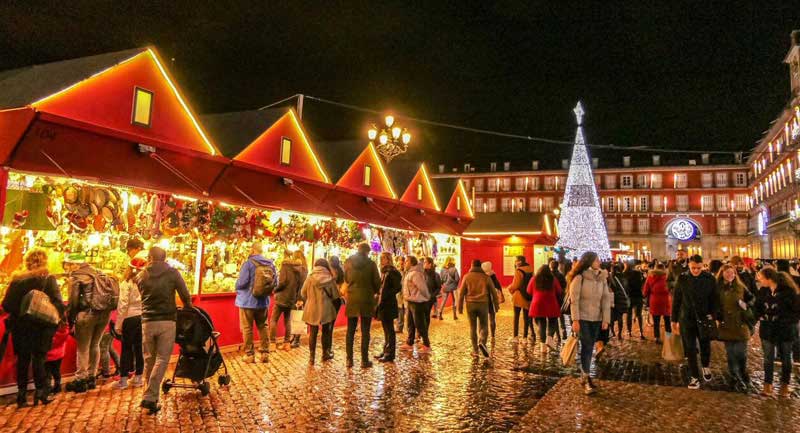Piazza con decorazioni natalizie in Spagna
