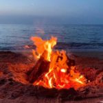 fuoco sulla spiaggia di notte di San Juan in Spagna