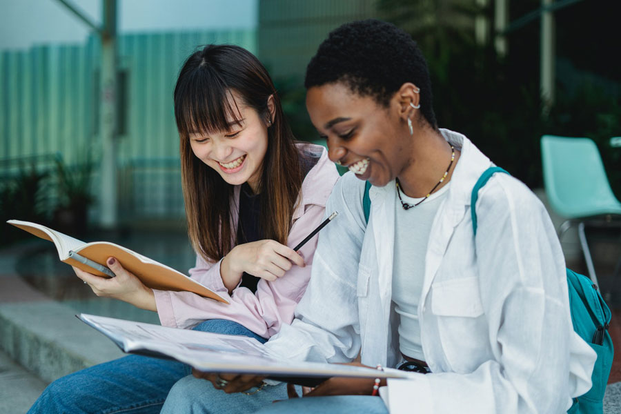 Filles apprenant l'espagnol avec des livres