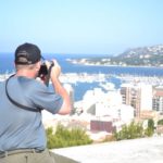 turist poseschaet zamok v denii