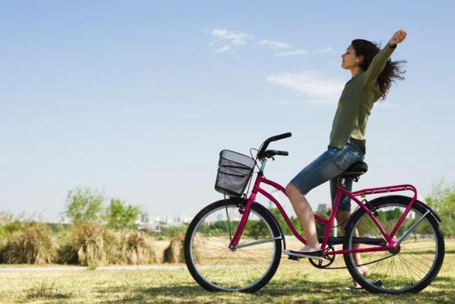 Conversación en español sobre ecologismo una mujer sobre una bicicleta