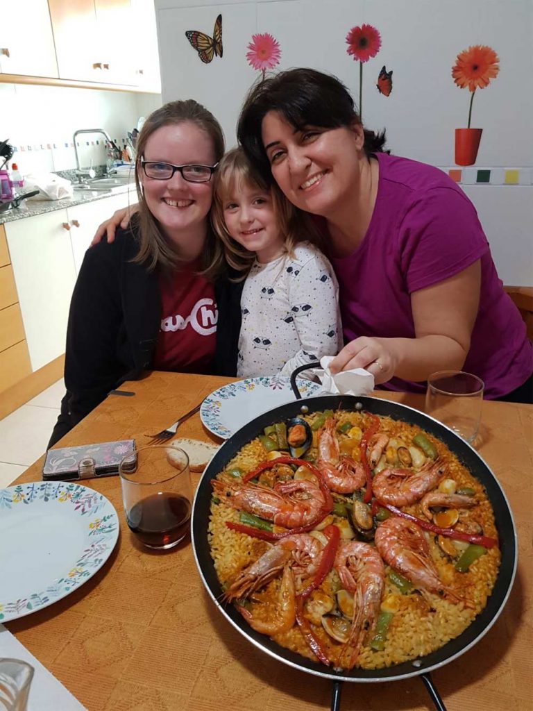 familia con dos estudiantes de español durante su curso en España
