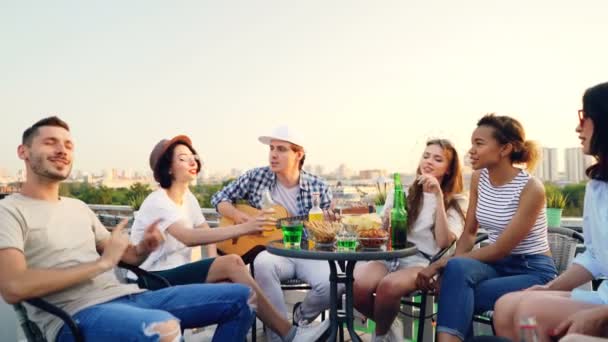 Grupo de jóvenes españoles en una terraza