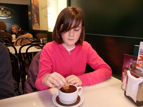 espanol-gastronomia-denia Estudiante del programa de español para niños en la Chocolatería Valor
