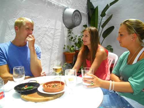 tres estudiantes de español de tapas con la escuela