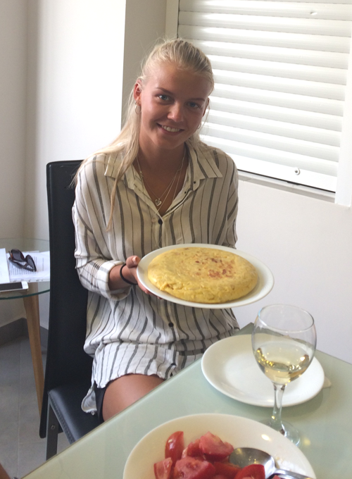 espanol-gastronomia-denia Alumna de español con la tortilla de patatas que cocinaron en el taller