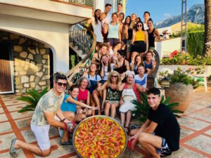Grupo escolar en un taller de gastronomía española