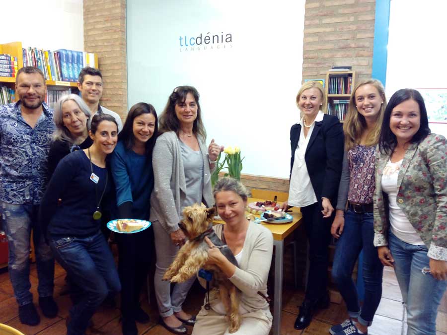 Lisa celebrando su cumpleaños en la escuela
