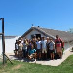 Grupo escolar en Valencia, España, en una barraca valenciana