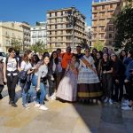 Grupo escolar en Valencia, España, con unas falleras