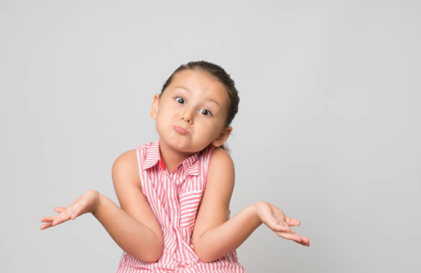 Niña confusa haciendo gestos