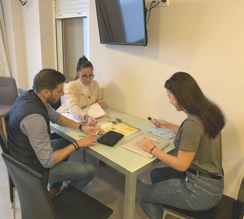 3 estudiantes aprendiendo español
