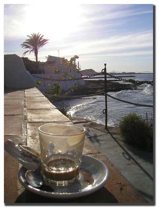 Café en el bar Helios Denia