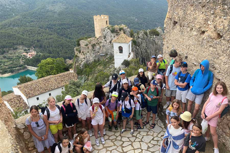 Grupo escolar en Castell de Guadalest, España