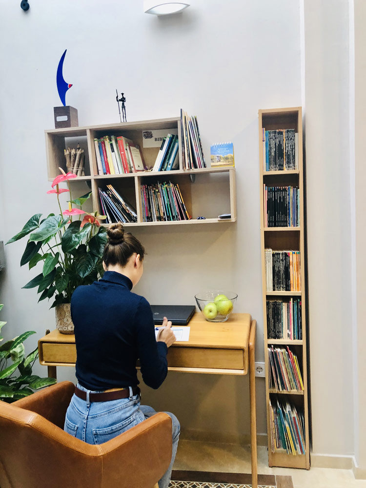 Kobieta czytająca książki z biblioteki szkoły języka hiszpańskiego TLC Denia