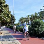 Fietspad met fietser in Denia